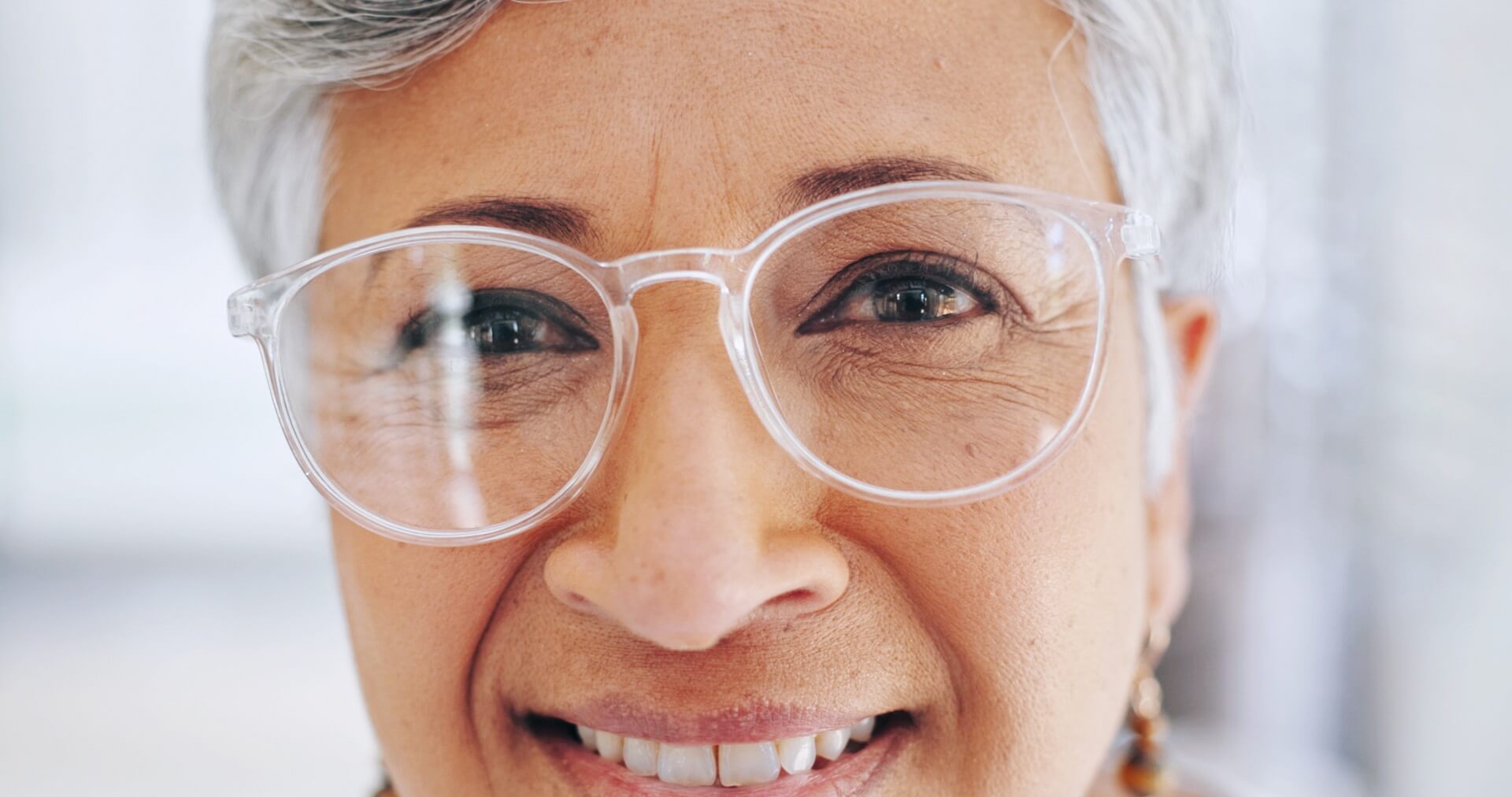 Ältere Frau mit Gleitsichtbrille – entspannte Eingewöhnung dank hochwertiger Gläser